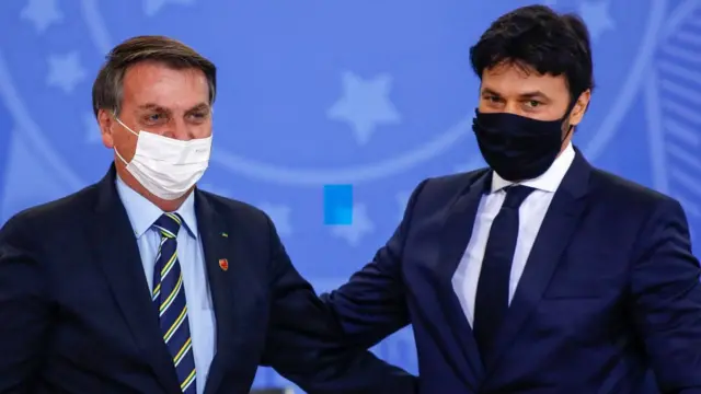 புதிதாக அமைச்சராக நியமிக்கப்பட்டுள்ள ஃபேபியோ ஃபரியாவை வாழ்த்தும் அதிபர் ஜெயிர் போல்சனாரோ