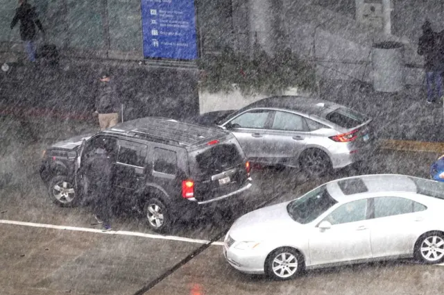 مسافرون يصلون في رحلات جوية إلى مطار أوهير الدولي في شيكاغو، إلينوي.