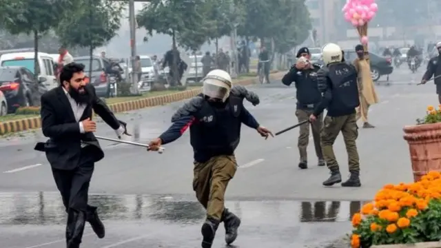 پاکستان، لاهور، ډاکټران