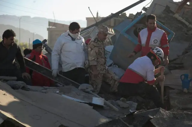 ઈરાનના કરમાનશાહ પ્રાંતમાં ભૂકંપ થઈ રહેલું બચાવ કાર્ય