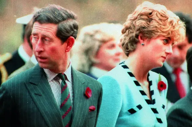 Charles e Diana olham para direções opostas durante evento