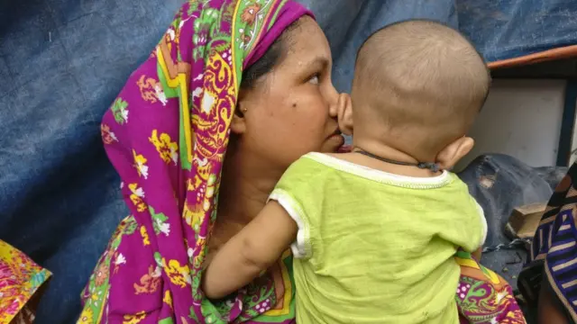 বস্তির বাসিন্দা পোশাক শ্রমিক নারগিস আক্তার