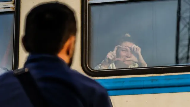 жінка прощається з чоловіком