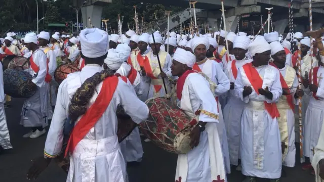 Люди грають у барабани під час святкувань Мескель