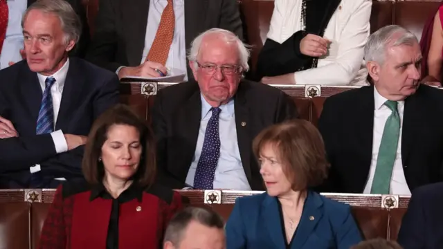 Bernie Sanders reacciona al discurso de Trump.