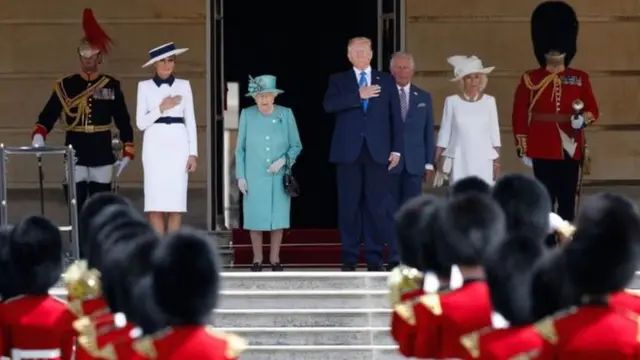 Nữ hoàng Elizabeth II đón TT Donald Trump tại Điện Buckingham hôm 3/06