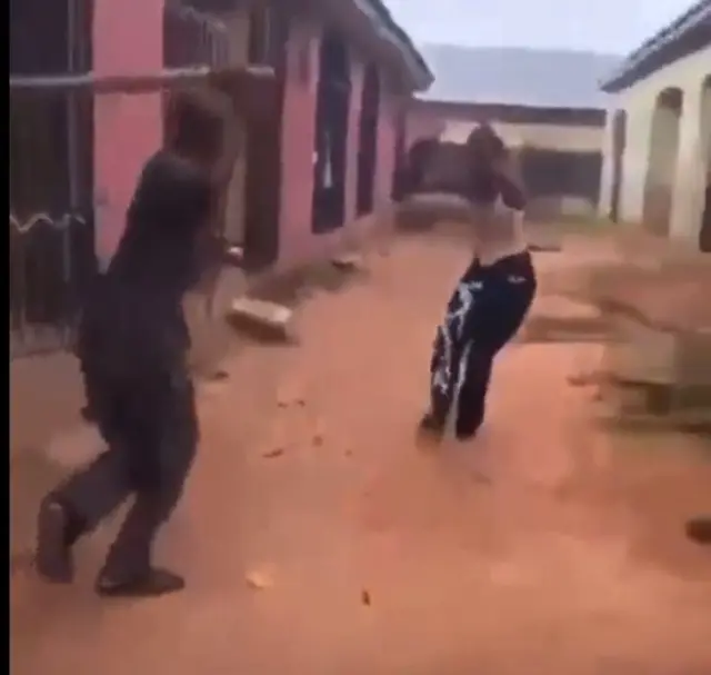 Aworan olukọ Fred Ayokhai nibi to ti n lu akẹkọọ pẹlu igi nla