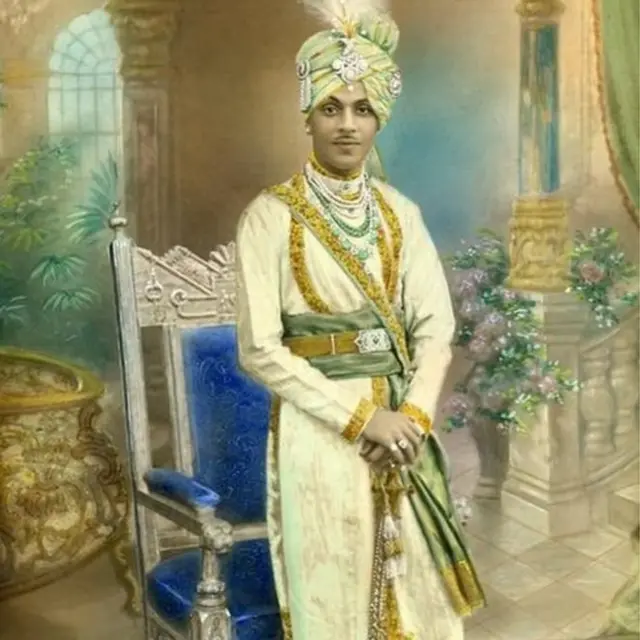 కత్తి పట్టుకుని నిలబడ్డ రాజు పెయింటింగ్.