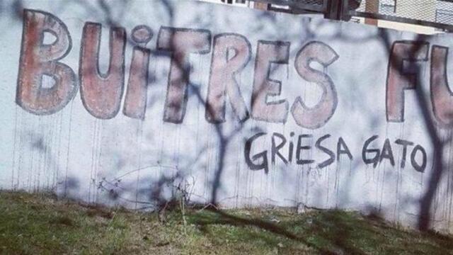 Un grafiti que llama gato al juez de Nueva York Thomas Griesa, quien llevó adelante el juicio entre holdouts y Argentina