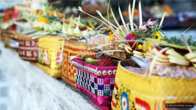 在静居日前夕，祭品是用来安抚恶魔的。