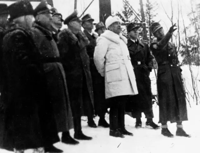 Oficiales alemanes evalúan el estado de una planta eléctrica tras el sabotaje de los noruegos.