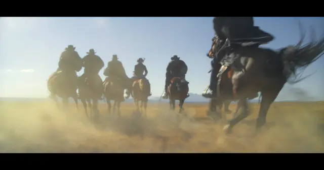 Как и положено всякому вестерну "Тем больнее падать" насыщен погонями, драками, перестрелками и всеми остальными элементами фильма-экшн