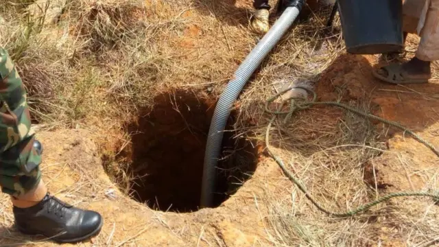 Nigerian army find di bodi of di retired Army General Idris Alkali inside abandoned well.