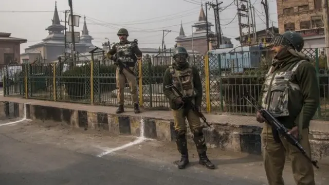Soldados custodian la zona de Cachemira bajo bandera india.