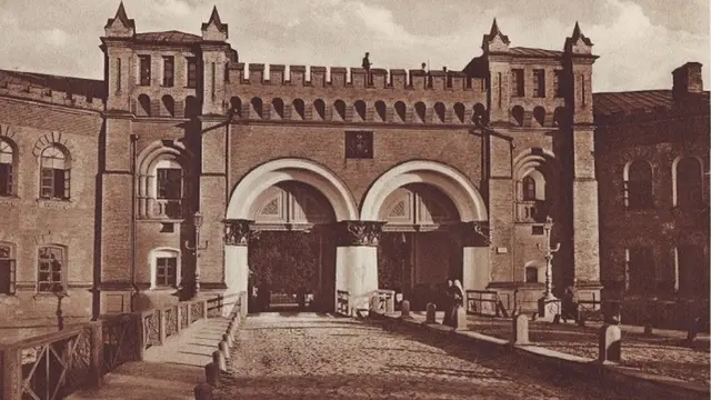 Микільські ворота на Печерськ - від них починалася вул. Микільська, на якій були розташовані Великий Микола та Малий Микола. Поштівка поч. ХХ ст, фотомайстерня Ґудшона і Ґубчевського