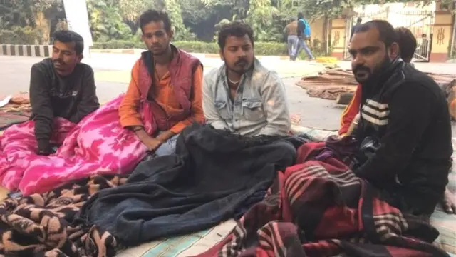 धरने पर बैठे छात्र