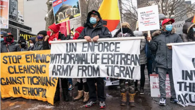 متظاهرون في نيويورك يرفعون لافتة تطالب بانسحاب القوات الإريترية من تيغراي