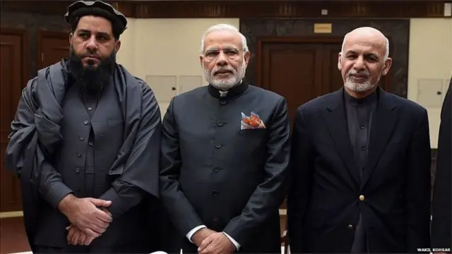 25 दिसंबर, 2015 को भारतीय प्रधानमंत्री नरेंद्र मोदी काबुल में नए संसद भवन के उद्घाटन समारोह में. इस संसंद भवन का निर्माण भारत ने ही किया था. साथ में हैं अफ़ग़ान राष्ट्रपति अशरफ़ ग़नी