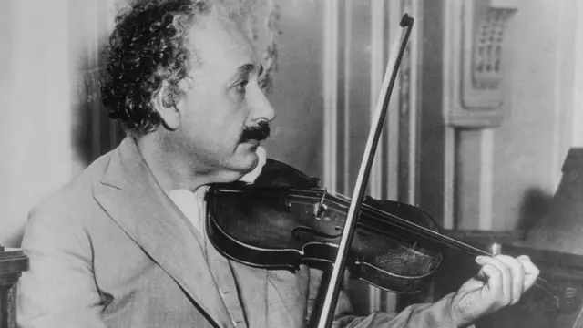 अल्बर्ट आइंस्टीन