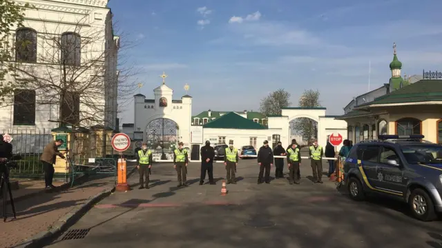 Лавра карантин