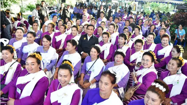 พล.อ. ประยุทธ์อยู่กลางวงล้อมประชาชนระหว่างลงพื้นที่ จ.เชียงราย-พะเยา ปลายเดือน ต.ค.