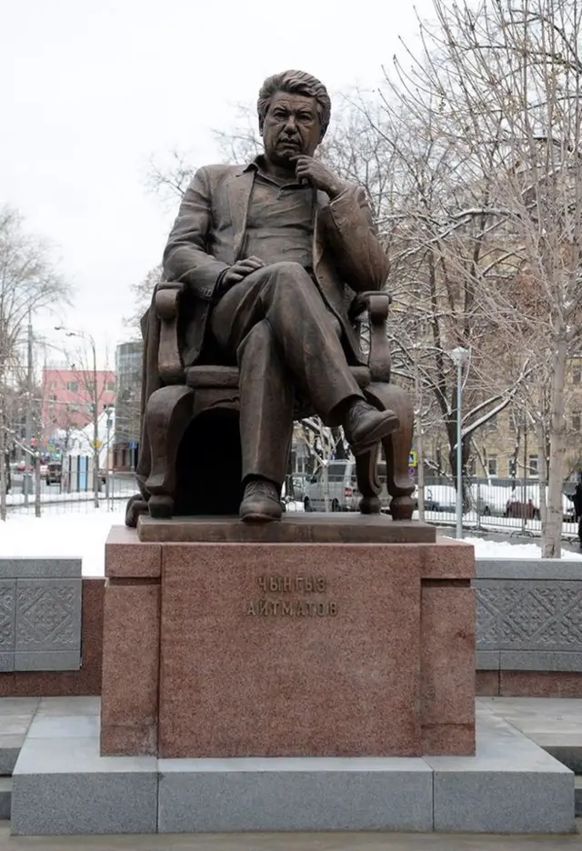 Орусиянын баш калаасы Москвада залкар жазуучу Чыңгыз Айтматовдун эстелиги салтанаттуу түрдө ачылды