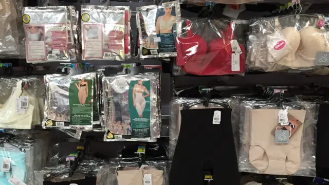 Ropa de control en venta en un supermercado de Bogotá.