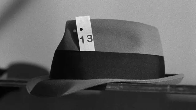 Французька назва фільму Le Doulos - сленговий термін для капелюха, який носили злочинці того часу