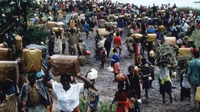 ১৯৯৪ রোয়ান্ডায় গণহত্যার সময় বহু মানুষ প্রাণ বাঁচাতে আশপাশের দেশগুলোতে পালায়
