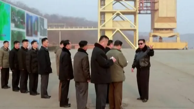 북한 조선중앙통신이 공개한 서해위성발사장 현장지도 하고 있는 김정은 국무위원장 모습