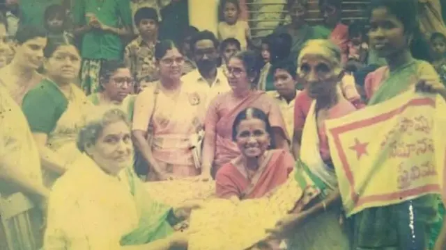 తుపాను సహాయక చర్యల్లో పాల్గొన్న కొండపల్లి కోటీశ్వరమ్మ, మోటూరి ఉదయం తదితరులు