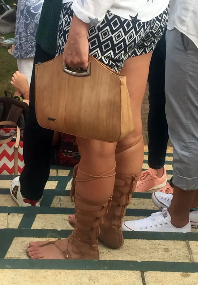 женщина в сандалиях