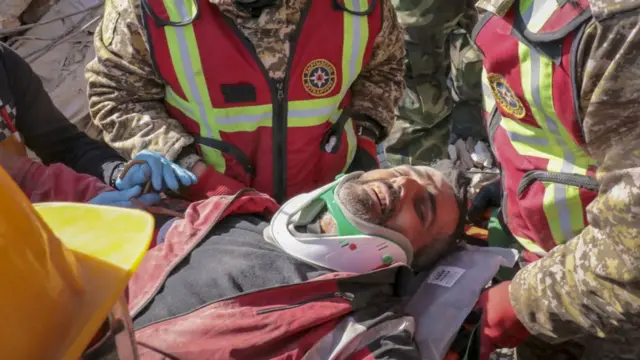 هذا الرجل واحد ممن تم إنقاذهم السبت في أنطاكيا