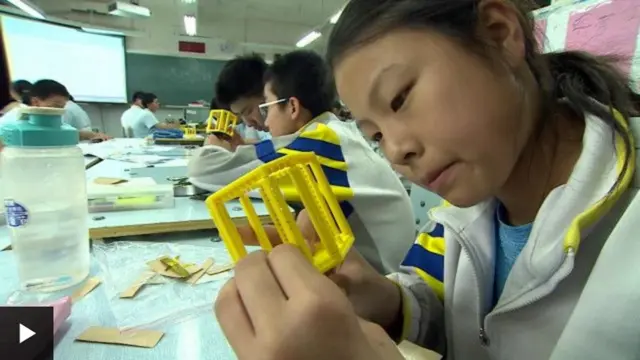 中學生上科學課堂