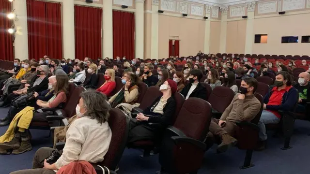 Во время показа