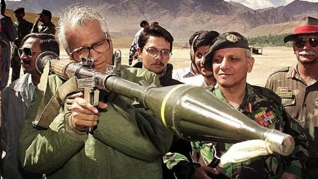 જુલાઈ-1999માં ઘૂસણખોરો પાસેથી જપ્ત થયેલ ગ્રેનેડ લૉન્ચર સાથે તત્કાલીન સંરક્ષણપ્રધાન જ્યોર્જ ફર્નાન્ડિસની તસવીર