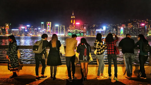 市民在尖沙咀海傍欣賞維多利亞港兩岸的聖誕夜景。