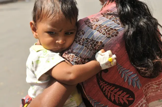 అనారోగ్యంతో ఉన్న బాలిక