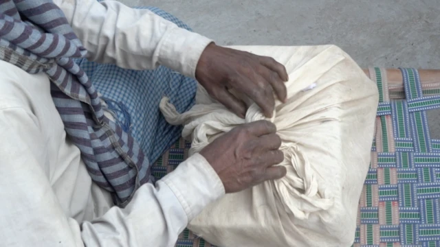 Отец показывает юрилические документы