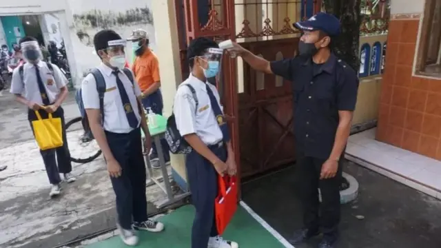 Siswa SMP Muhammadiyah 1 Solo sedang mengikuti simulasi pembelajaran tatap muka pada Jumat (19/03/21).