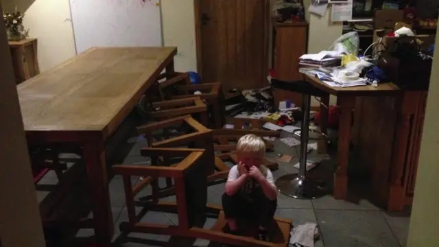 Jamie en su sala de estar después de uno de sus arrebatos.