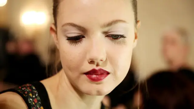 Супермодели (например, Линдси Уиксон) часто имеют детские черты лица