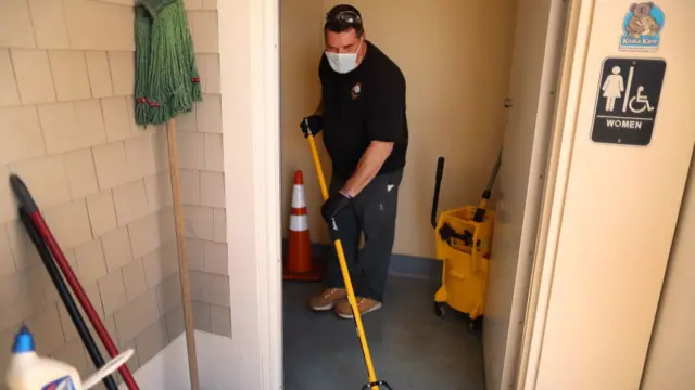 Hombre limpiando baño