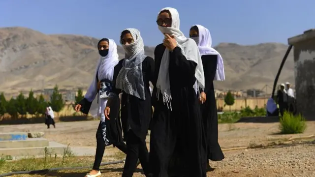 وزارت معارف گفته که دختران بالای سن ۱۲ سال حق اجرای ترانه و سرود را ندارند