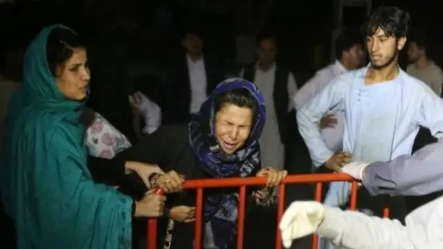 Abo mu miryango ya ba nyakwigendera bateraniye hanze y'ibitaro bahangayitse