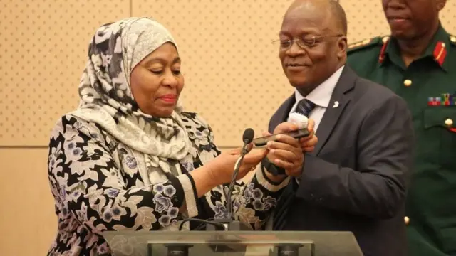 La présidente Samia avec le président de l'époque, John Magufuli.