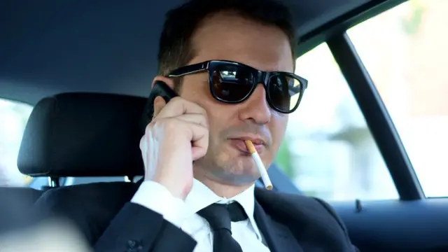 Есть еще одна важная причина, по которой некоторые не увольняются - статус