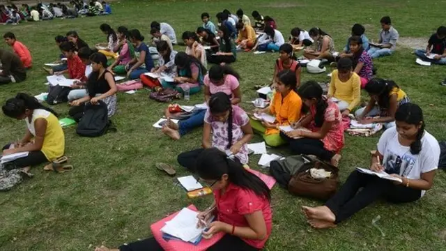 கல்லூரி மாணவிகள்