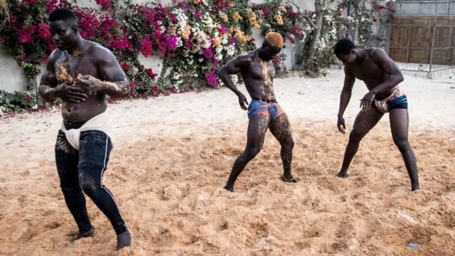 Kwana biyu bayan haka, 'yan dambe a Senegal sun yi wanka da kasa gabanin atisaye…