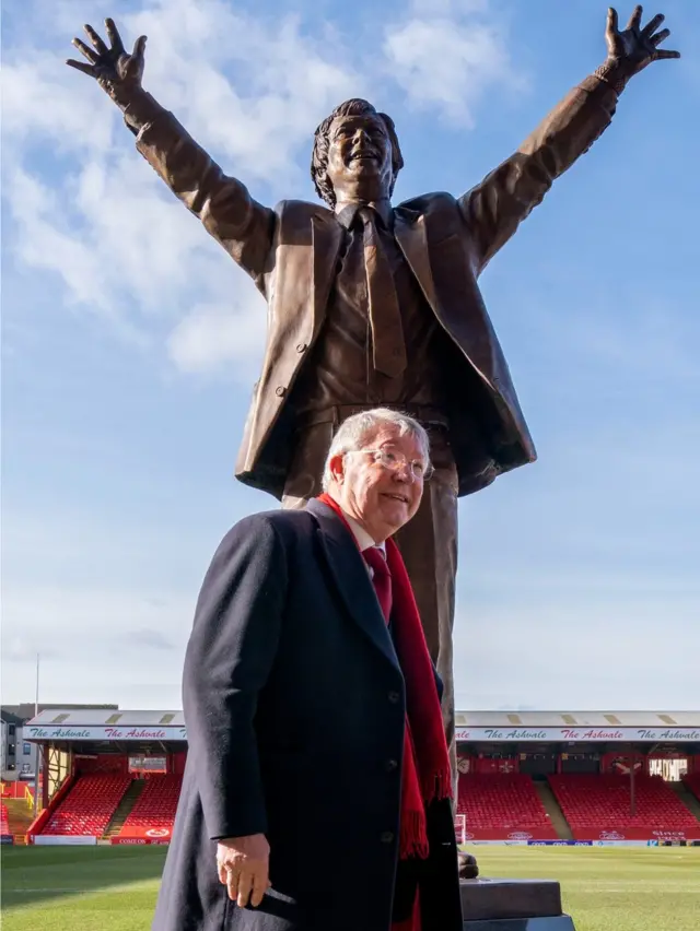 Sir Alex Ferguson statue unveiled at Aberdeen's Pittodrie Stadium